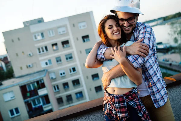 Šťastný pár na balkon — Stock fotografie