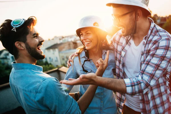 Jóvenes Amigos Saliendo Con Bebidas Azotea Jóvenes Fiesta Brindando Cervezas — Foto de Stock