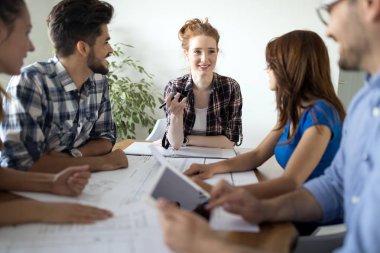 Ofiste çalışan ve yeni fikirler paylaşımı şirket iş arkadaşları