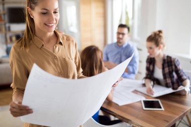 Mutlu kadın mimar ofis planı seyir