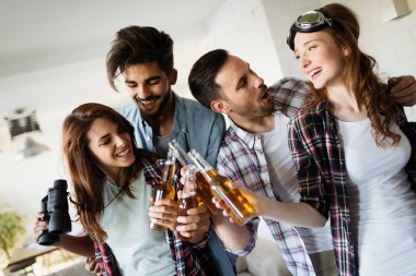 Küçük bir grup genç insan ev partisinde takılmak