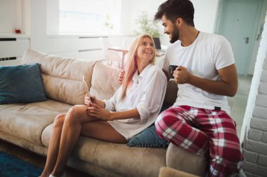 Leisurly çift aşık alışveriş online kullanarak tablet