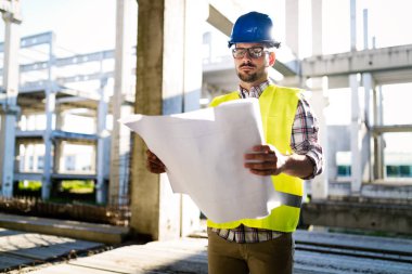 Resmi inşaat sitesi mühendis inşaat plan seyir