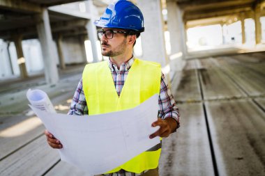 Resmi inşaat sitesi mühendis inşaat plan seyir