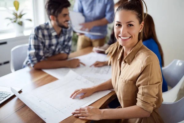 Företagets Medarbetare Arbetar Office Och Dela Nya Idéer — Stockfoto