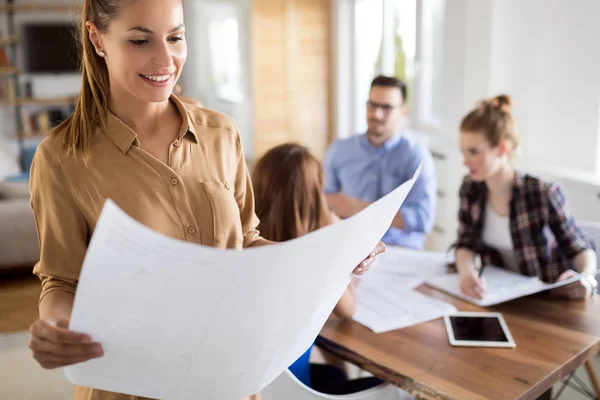 Gärna Kvinnliga Arkitekt Office Tittar Blueprint — Stockfoto