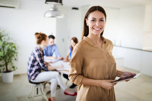 Porträt Einer Glücklich Lächelnden Schönen Geschäftsfrau Mit Tablet — Stockfoto