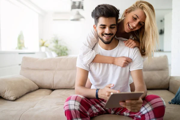 Unga Attraktiva Paret Spenderar Tid Tillsammans Hemma Med Hjälp Surfplatta — Stockfoto