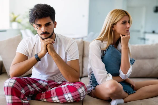 Jovem Casal Atraente Ter Problemas Seu Relacionamento — Fotografia de Stock