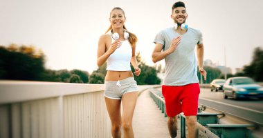 Çekici bir adam ve güzel kadın birlikte köprüde koşu