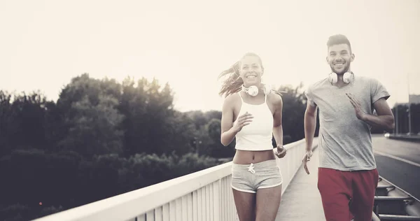 Hombre Atractivo Mujer Hermosa Trotando Juntos Puente —  Fotos de Stock