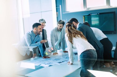 İş bürosunda çalışan iş adamlarının işbirliği ve analizi