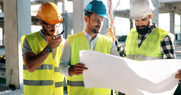 Travail d'équipe en ingénierie architecturale — Photo