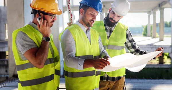 Arquitectura ingeniería trabajo en equipo — Foto de Stock