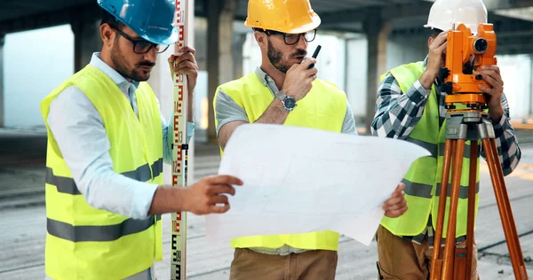 Arquitectura ingeniería trabajo en equipo — Foto de Stock