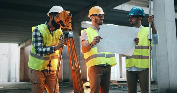 Travail d'équipe en ingénierie architecturale — Photo