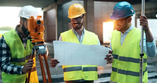 Arquitectura ingeniería trabajo en equipo — Foto de Stock