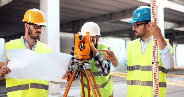 Arquitectura ingeniería trabajo en equipo — Foto de Stock