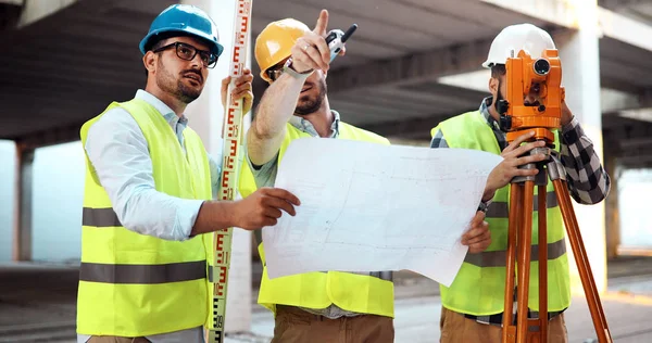 Arquitectura ingeniería trabajo en equipo — Foto de Stock