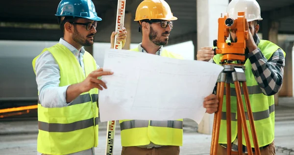 Arquitetura engenharia de trabalho em equipe — Fotografia de Stock