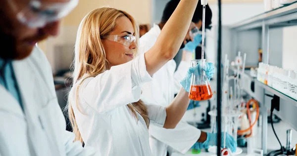 Jovens Estudantes Química Trabalhando Juntos Laboratório — Fotografia de Stock