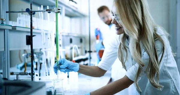 Jóvenes Estudiantes Química Trabajando Juntos Laboratorio — Foto de Stock