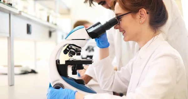 Jovem Cientista Olhando Através Microscópio Laboratório — Fotografia de Stock