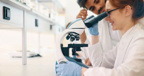 Científica Joven Mirando Través Del Microscopio Laboratorio — Foto de Stock