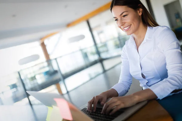 Retrato Jovem Empresária Trabalhando Computador Escritório — Fotografia de Stock