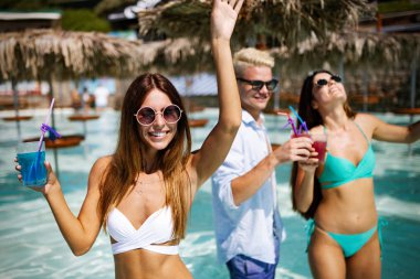 Birlikte yaz partide eğleniyor ve kokteyl içme arkadaş grubu