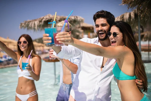 Θερινό Πάρτι Ομάδα Φίλων Στην Παραλία Πίνοντας Κοκτέιλ Και Διασκεδάζοντας — Φωτογραφία Αρχείου