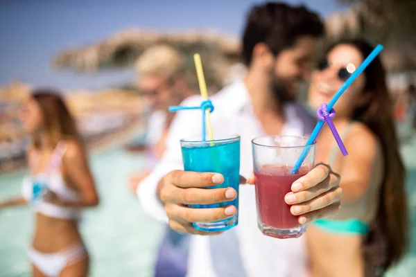 Eine Gruppe Von Freunden Vergnügt Sich Sommerurlaub Und Trinkt Coctails — Stockfoto