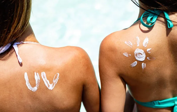 Attractive Woman Healthy Skin Applying Sunscreen Sunburn — Stock Photo, Image