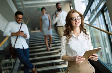 Şirket salonunda genç çekici iş adamları resmini