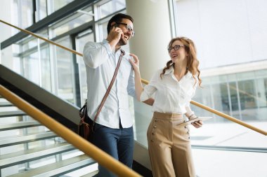 Yakışıklı ve güzel kadın ayakta dışında iş ortakları olarak resmi