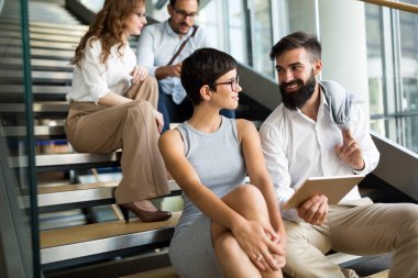 İşten serbest zaman sahip cazip iş adamları portresi