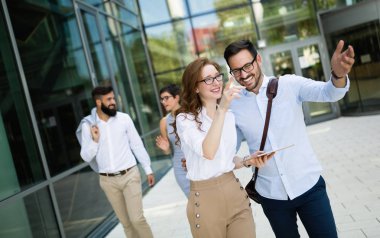 Modern ofiste tablet kullanan mutlu iş arkadaşları