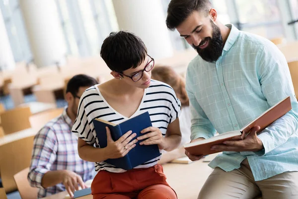 Para Studentów Szczęśliwy Szkolnej Bibliotece Dyskusja Książce — Zdjęcie stockowe