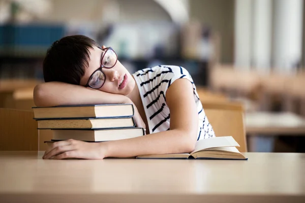 Müdes Studentenmädchen Mit Brille Schläft Auf Den Büchern Der Bibliothek — Stockfoto