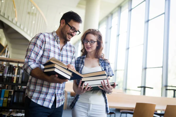 Par Estudiantes Felices Campus Universitario — Foto de Stock