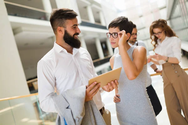 Gente Negocios Divierten Charlan Oficina Del Lugar Trabajo — Foto de Stock