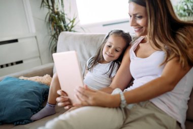 Mutlu aile eğleniyor evde vakit