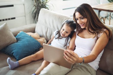 Mutlu aile eğleniyor evde vakit