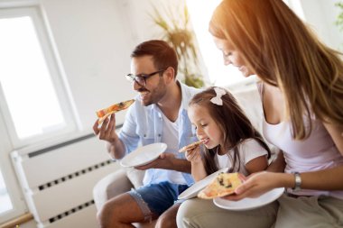 Pizza evde birlikte paylaşımı mutlu bir aile portresi