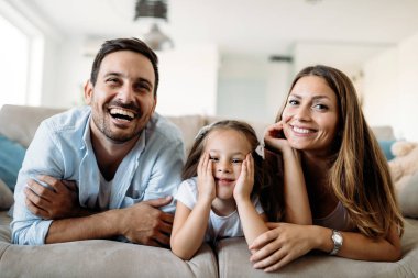 Mutlu aile eğlence zaman evde tv izleme