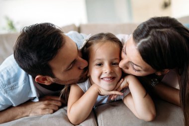 Mutlu aile eğleniyor evde vakit