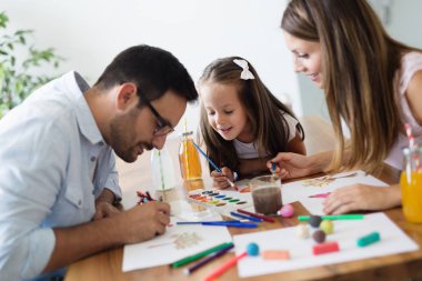 Mutlu aile eğleniyor evde vakit