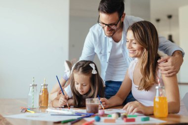 Mutlu aile eğleniyor evde vakit