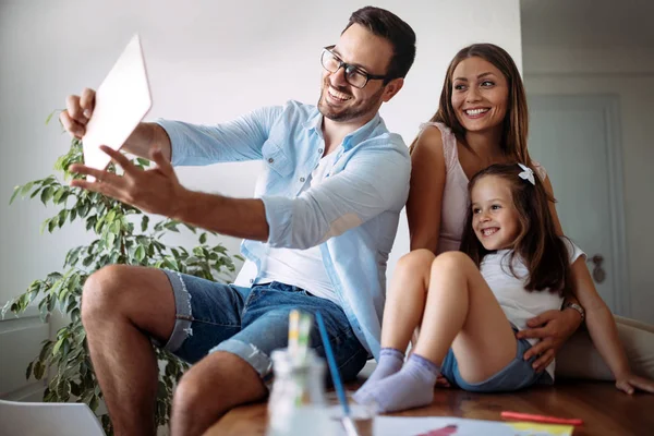 Família Feliz Divertindo Juntos Casa — Fotografia de Stock