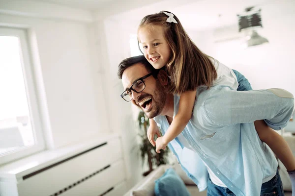 Familia Feliz Divirtiéndose Juntos Casa —  Fotos de Stock